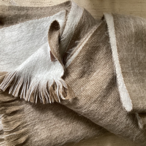 SOFT ALPACA BLEND REVERSIBLE BEIGE & LIGHT GREY PLUSH LARGE SCARF/WRAP - Picture 11 of 11